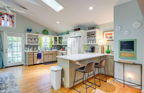 Saint Simons Island Cottage | Cozy Coastal Cottage: Walk to Shops and Beach!