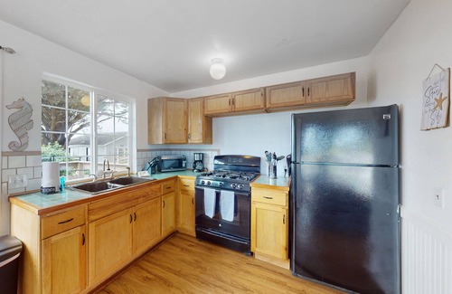 Elk Cabin | Cozy Coastal Cottage with Ocean Views, Deck and full kitchen