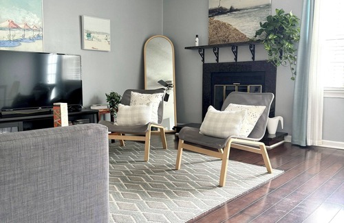 Norfolk - Virginia Beach House | Cozy Coastal VB Townhome 15 mins from Oceanfront with 8-ft Fence and Beach Gear!