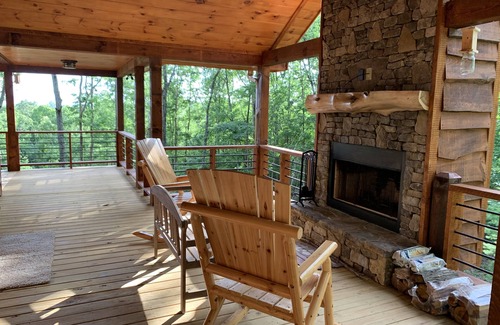 Morganton Cabin | Cozy Comfort meets Luxury Amenities in Mountain-View Retreat w 3 brms & 3 frplcs