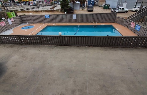 Garden City Condo | COZY CONDO, 1bdrm, pool, 1 block to pier