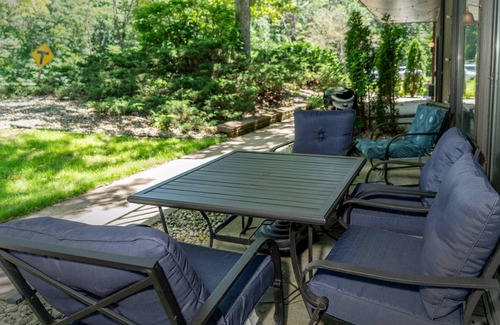 Lake Geneva Condo | Cozy Condo at Interlaken! Stay & Play on Lake Como