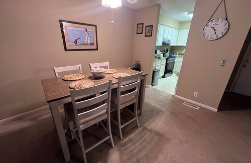Saint Simons Heights Condo | Cozy Condo! Minutes away from several shops and restaurants.