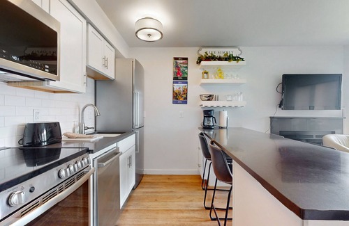 Chelan Condo | Cozy Condo with Lake & Mountain Views, Pool, Hot Tub & Dock