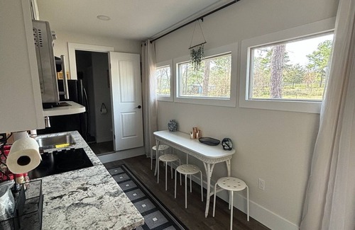 Montgomery Cabin | Cozy container cabin with WiFi and AC in lovely Richards