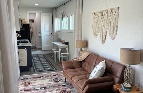Montgomery Cabin | Cozy container cabin with WiFi and AC in lovely Richards