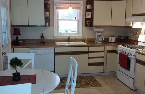 Royal Pines Cottage | Cozy Cork Cottage Asheville South/Private/Secure/Quaint/Near Airport