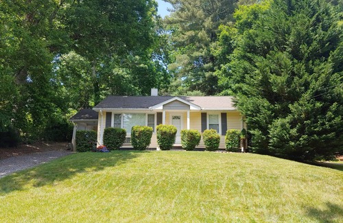 Royal Pines Cottage | Cozy Cork Cottage Asheville South/Private/Secure/Quaint/Near Airport