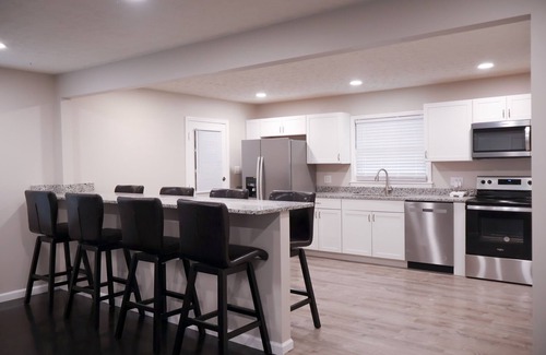 Speedway House | Cozy Corner House 9 min walk from Indianapolis Motor Speedway!