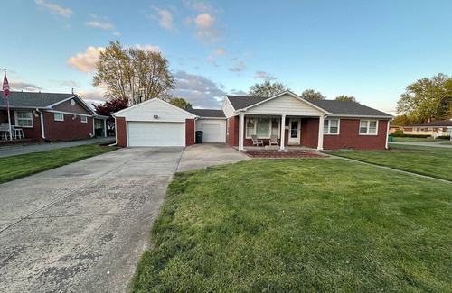 Speedway House | Cozy Corner House 9 min walk from Indianapolis Motor Speedway!