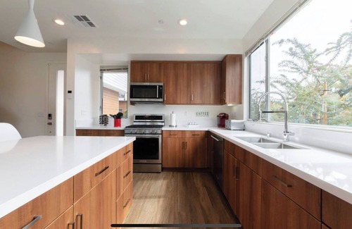 Downtown House | Cozy Costa Mesa Retreat, 2 blocks from city of Newport Beach