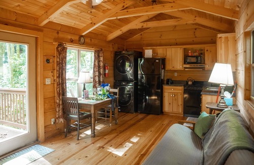 Gerton Cottage | Cozy Cottage Beside Creek with Waterfalls