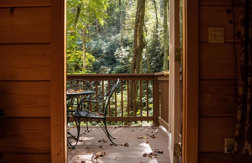 Gerton Cottage | Cozy Cottage Beside Creek with Waterfalls