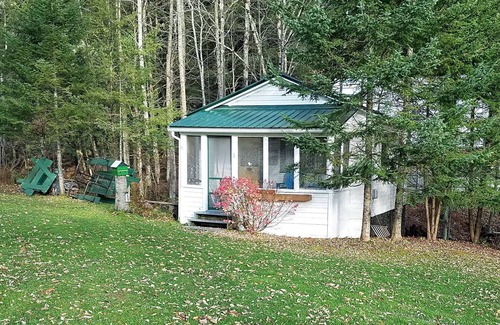 Barton Cottage | Cozy Cottage, Dog Friendly, Close to beach, Natural Wood, Waterfall on site