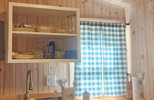 Barton Cottage | Cozy Cottage, Dog Friendly, Full Kitchen, Close to Beach, on Site Waterfall