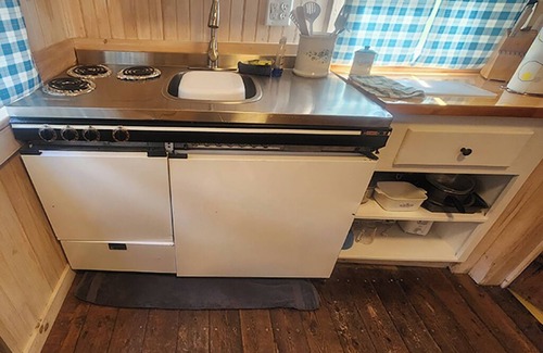 Barton Cottage | Cozy Cottage, Dog Friendly, Full Kitchen, Close to Beach, on Site Waterfall