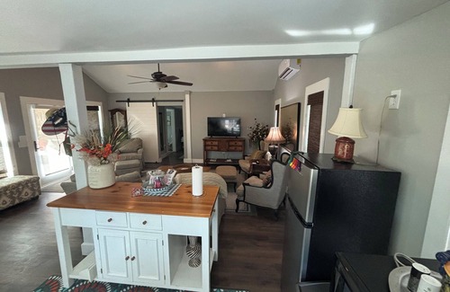 Walterboro - St. George Cottage | Cozy cottage in charming Walterboro with AC, WiFi