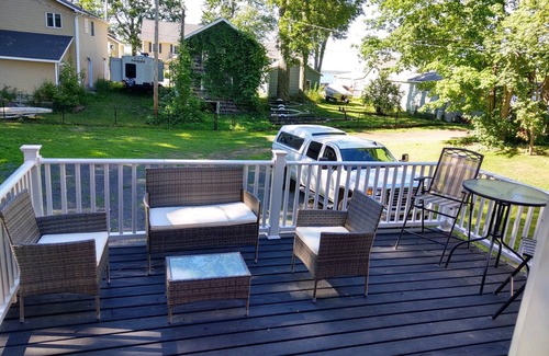 Mannsville House | Cozy Cottage in Sandy Pond 2