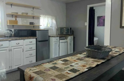 Maitland Cottage | COZY COTTAGE IN SELMAnOpens for 2025 season in April