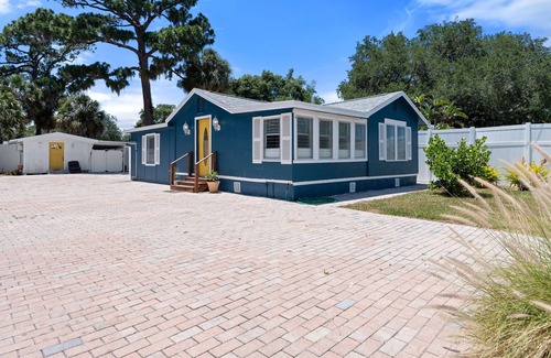 Osprey Cottage | Cozy Cottage in south Sarasota Florida, Close to Beaches!