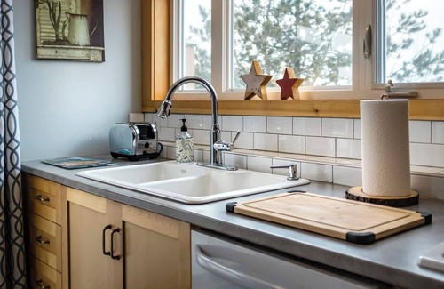 Downtown St. John's House | Cozy Cottage In The City With A View!