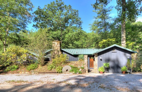 Tuxedo House | Cozy Cottage in the Cove, beautiful Lake Summit! Recently renovated.
