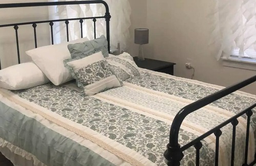 Atchison House | Cozy cottage in the Heart of Atchison!