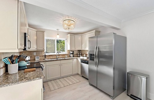 Clear Lake Shores Cottage | Cozy cottage in the heart of Kemah close to the boardwalk and bay