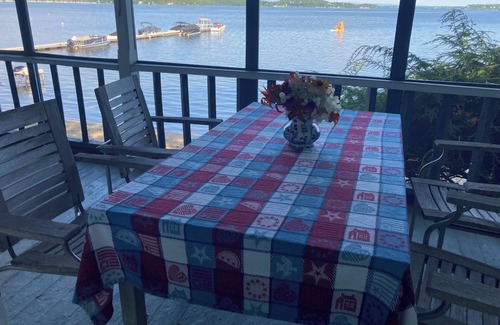 Colchester Cottage | Cozy cottage on beautiful sandy beach in Malletts Bay