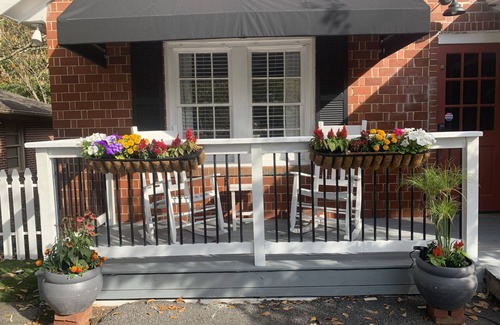Roswell Cottage | Cozy Cottage on Canton Street just steps away from nightlife, shopping and parks