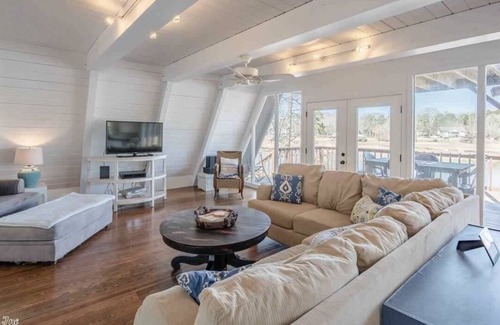 Mid America House | Cozy cottage on Lake Hamilton fabulous place with boat dock swimming dock ￼