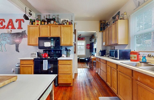 Freeland House | Cozy Cottage w/Great Location, Private Outdoor Hot tub, W/D, WIFI, and Games!