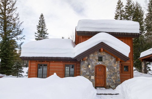 Tamarack Ski Chalet | Cozy Cottage with POMA lift access | Vaulted Ceilings | Spectacular Mountain Views