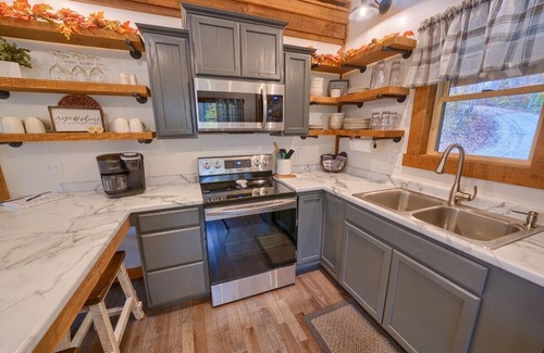 Carbon Hill Cottage | COZY COTTAGE with a "Modern Farmhouse Flair"