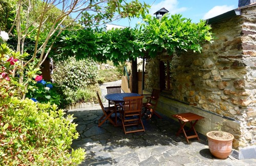 Suegos Cottage | Cozy Cottage with Magical Garden Overlooking the Beach.