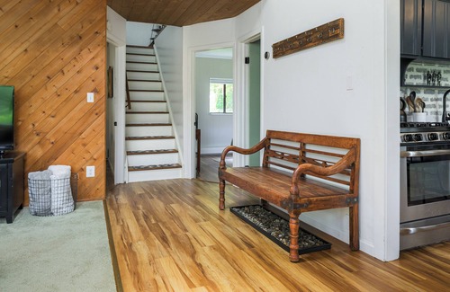 Putnam Valley Cottage | Cozy Cottage with Grill | Walk to Lake