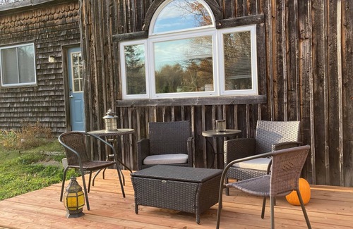 North Dundas House | Cozy Country Bungalow