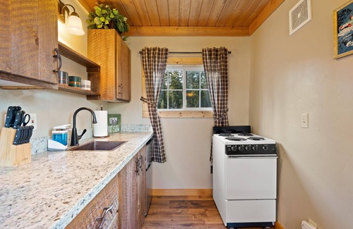 Kalispell Cabin | Cozy Couples cabin, hikers delight, epic Mountain View