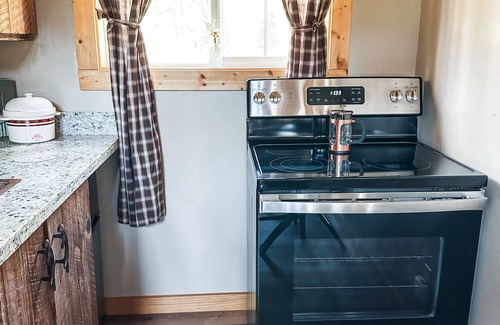 Kalispell Cabin | Cozy Couples cabin, hikers delight, epic Mountain View