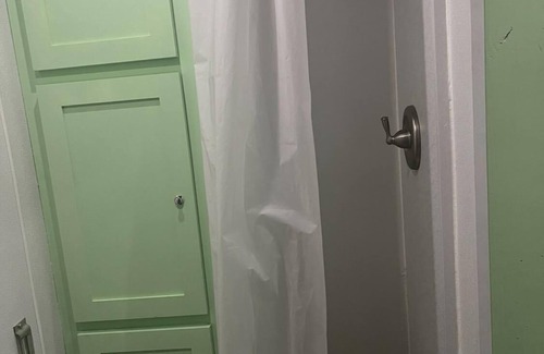Bermuda House | Cozy Custom Offgrid RV in brilliant Chesterfield with AC, Heat and WiFi