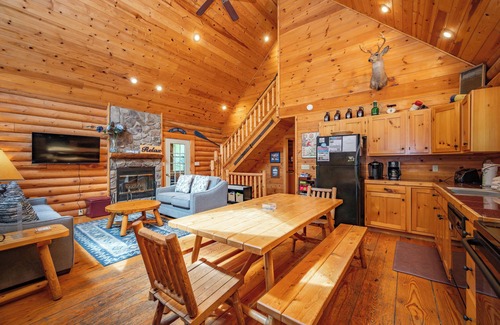 Thayerville Cabin | Cozy Dog Friendly Log Cabin w/Hot Tub & Fireplace
