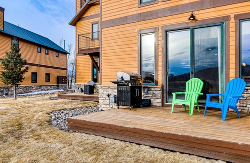 South Fork House | Cozy Dog-Friendly Retreat w/Gas Fireplace, W/D, Furnished Patio