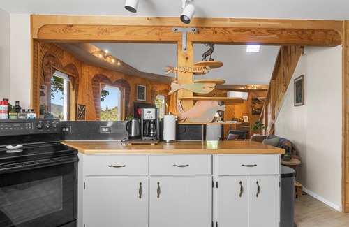 Chelan House | Cozy Dome Home- 3-Bed Retreat 9 Min Drive to Lake AC WiFi Free Parking