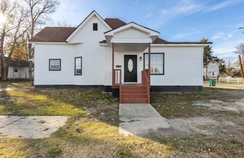 Pine Bluff House | Cozy Downtown 3BR 2Bath remodeled modernized home