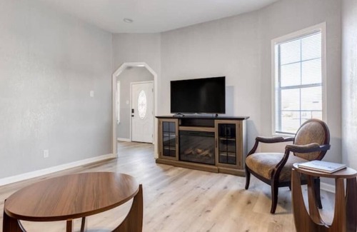 Pine Bluff House | Cozy Downtown 3BR 2Bath remodeled modernized home