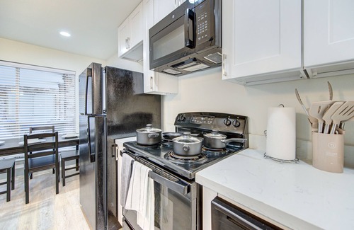 Montrose Apartment | Cozy Downtown Apt/Wi-Fi/PetsOK!
