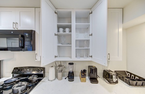 Montrose Apartment | Cozy Downtown Apt/Wi-Fi/PetsOK!