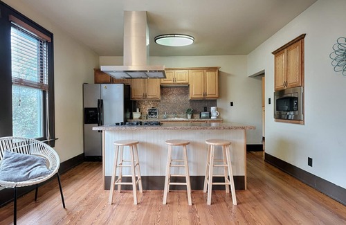 Old Enfield Apartment | COZY DOWNTOWN AUSTIN-Sleep 3-ACL, SXSW, 6th ST-Walkable shops, restaurants, bars