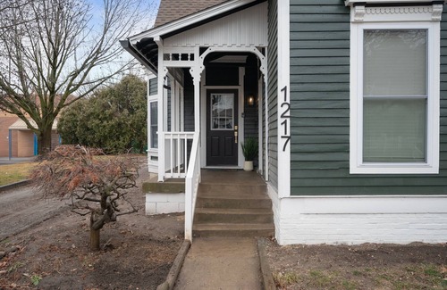 Holy Cross House | COZY DOWNTOWN HOME ONLY1 MILE FROM CENTER OF CITY - COMPLETELY RENOVATED!