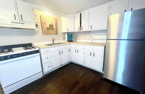 Pittston Apartment | Cozy Downtown Pittston Waterfall Glen 2BR 3 Bd 3 Sofa bed 3 TVs Laundry & Kureg